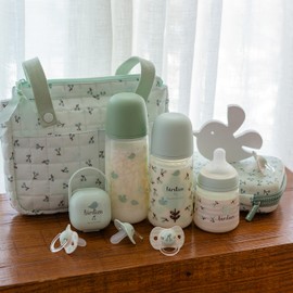 Suavinex, Portaciuccio Neonato, per 2 Ciucci, Custodia Resistente e Facile da Pulire, Manico Flessibile da Appendere alla Borsa, Passeggino o alla Culla, Chiusura di Sicurezza, +0 Mesi, Birdies Verde