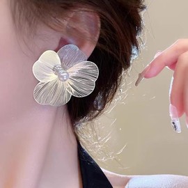 Wendalern Boho Pearl Flower Stud Earrings Large Woven Petal Floral Earrings Exaggerated Metal Flower Statement Earrings Faux Pearl Blossom Petal Earrings Wedding Bridal Jewellery for Women Girls,