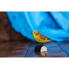 WILDLIFEGARDEN Wildlife Garden WG419 DecoBird Gold Dam, Hand Carved Decorative Wooden Bird, Small European Birds