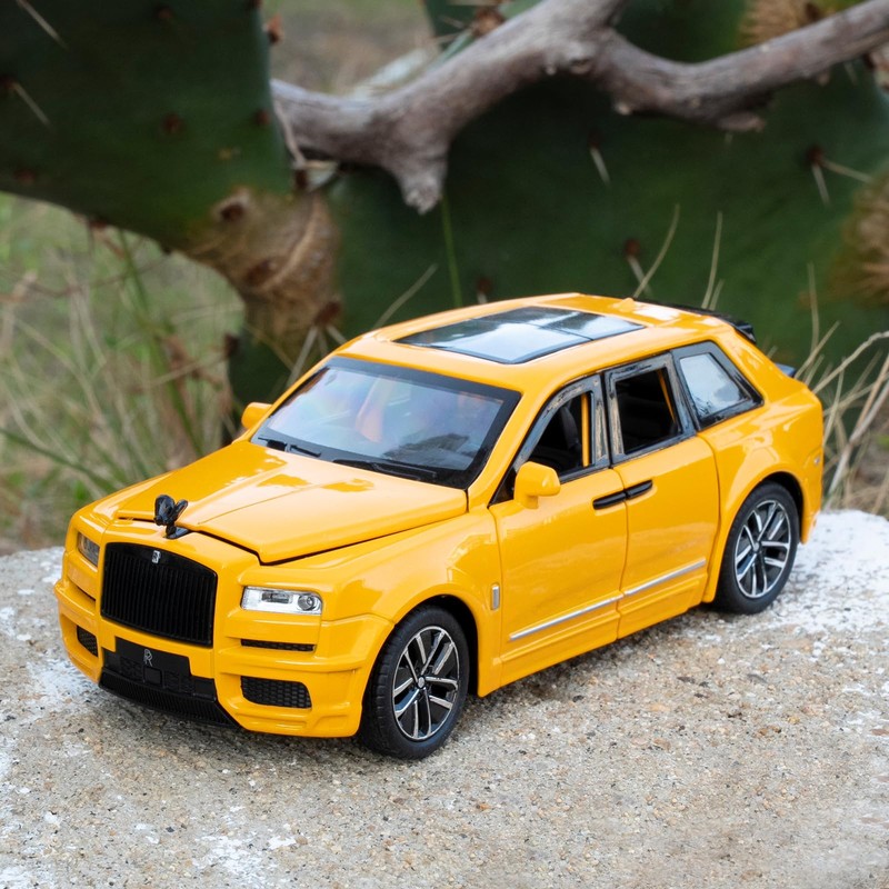 1/32 Rolls-Royce Cullinan Toy Model with Sound and Light, Pullback
