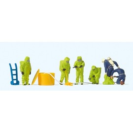 Preiser 10731 Fireman in Green Chemical Resistant Suits (6)