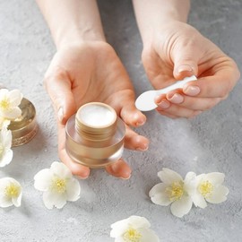 Healeved 2pcs Stainless Steel Makeup Spatula Small Lotion Applicator for Skincare for Creams Masks and Balms Portable and Reusable Facial Tool for Home Travel