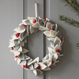 Én Gry & Sif Door Wreath, Grey, White Leaves with Red Berries, Diameter 30 cm, Handmade, Fairtrade, Scandi, Decorative Highlight Christmas Wreath, Leaf Wreath, Christmas Decoration Made of Felt,