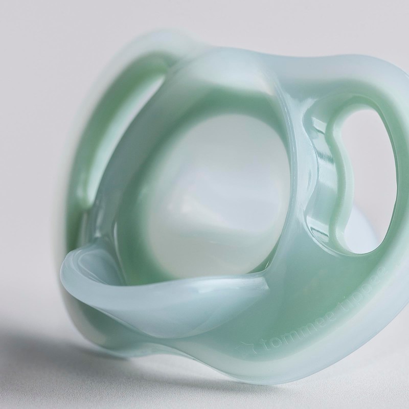 Tommee Tippee Ultra-Light Silicone Pacifier, 0-6 Months, Symmetrical One-Piece Design,