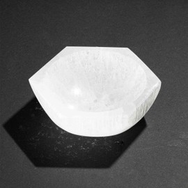 NKlaus Selenite Hexagonal Bowl 10 x 8.5 x 3 cm - Hexagonal Crystal Bowl Made of Selenite for Meditation, Energy Work and Decoration, Ideal for Storing Gemstones or Jewellery 16294