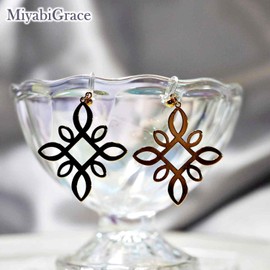 MiyabiGrace - arete de clip para mujer, diseño de filigrana de flores doradas, cómodos, no perforados, Resina, No es una piedra preciosa