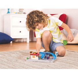 Driven by Battat WH1075Z Series Dine & Drive Pit Stop Pocket Playset – 5pc Set with Petrol Station, Food Truck, and Road Signs – Toys for Kids Aged 3 and Up, Multicoloured