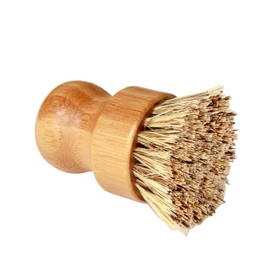 Heritage Products - Cepillo de hierro fundido, cepillo de palma para cocina con mango de madera de bambú natural y cerdas de nailon densamente empaquetadas, protege el condimento de hierro fundido antiadherente durante el lavado de platos