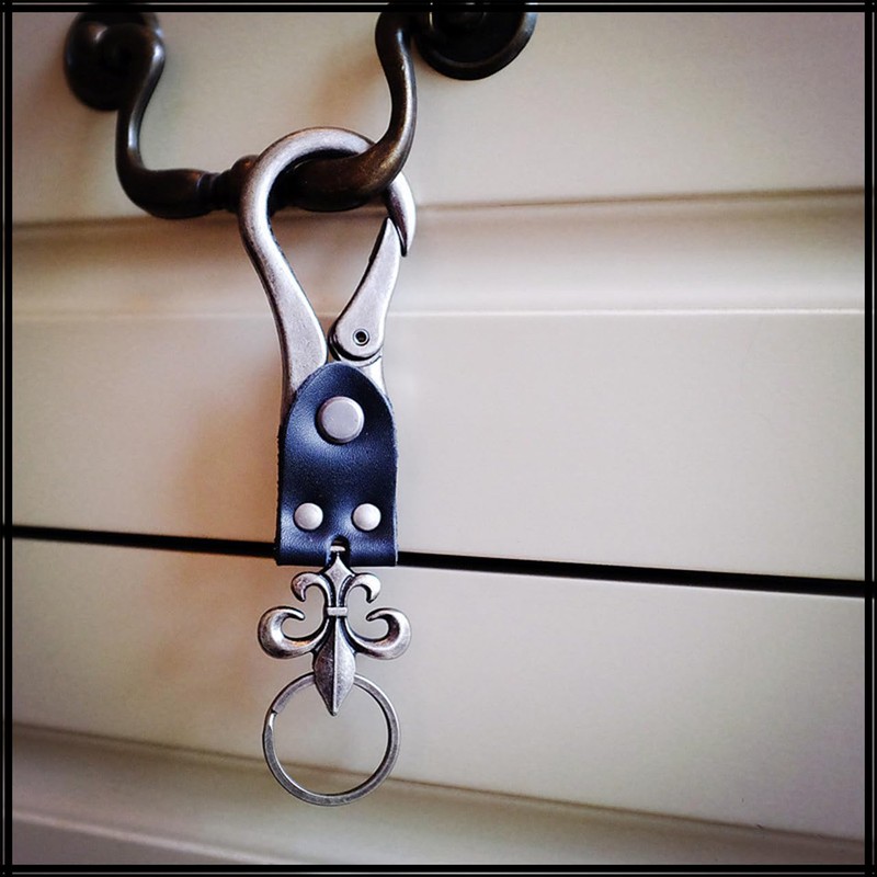 White Fang AZ154 Keychain, Carabiner, Keyring, Stylish, Charm, Dagger, Men's,