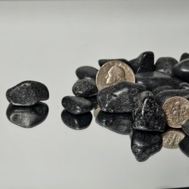 Decorative Black Pebbles,5/8“ Nature Pebbles for Indoor Plant Pots,Garden Decor,Gardening Stones, Garden Landscape (Black, 2LB)