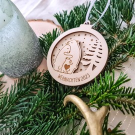 Christbaumkugel personalisiert - Weihnachtsgeschenk für Eltern: Weihnachtskugel mit Gravur Familie (1 Kind)