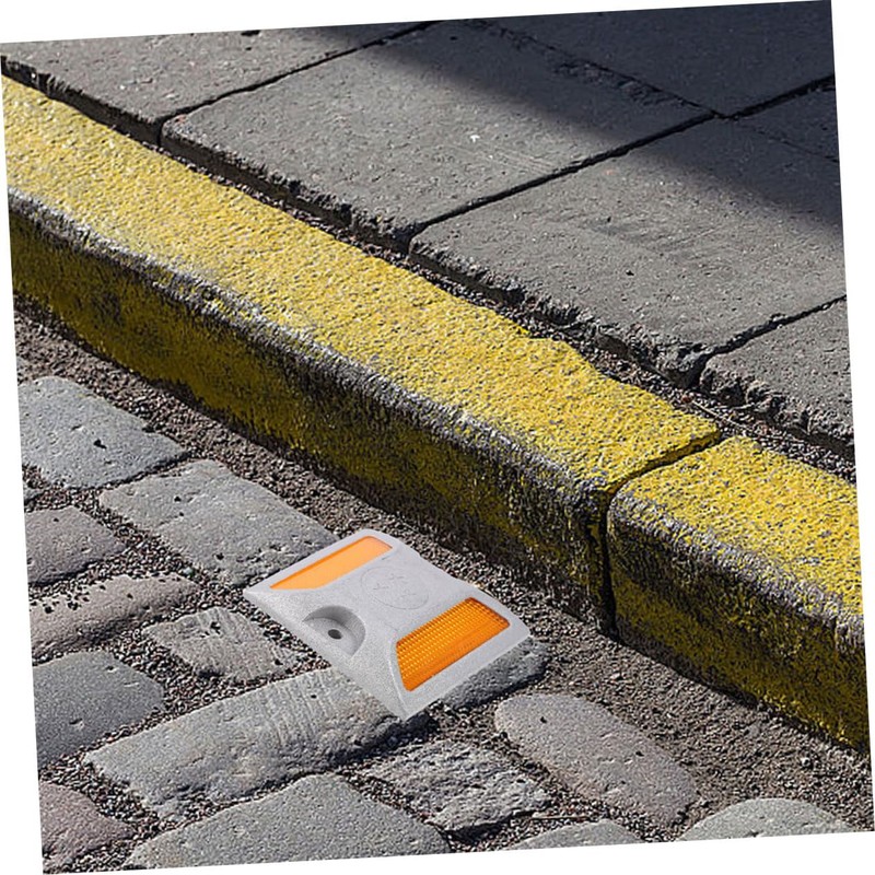 Operitacx 4pcs Reflective Cast Aluminum Road Markers for Enhanced Night