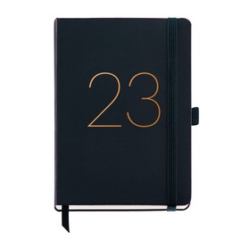 Miquelrius - 2023 Yearly Diary - Day Page - Plus Size 155 x 213 mm (approx A5) - Hard cover imitation leather stitched - Elastic band - Spanish, English and Portuguese - Black