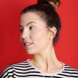 Runde Ohrstecker mit beigem Stein in Perlmuttoptik • Bunte Ohrringe für Damen • Nachhaltiger Modeschmuck aus Edelstahl & Glas • Ø 8mm