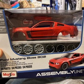 Maisto 1/24 2012 Ford Mustang Boss 302 Plastic Model Kit