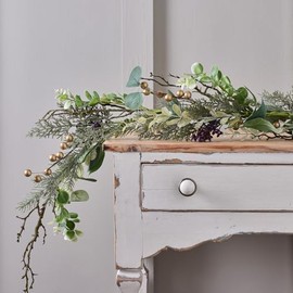 Lights4fun 1.5m Artificial Mix Leaf Autumn Winter Foliage Garland with Gold Berries Indoor Decoration