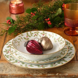 Noritake Holly and Berry Gold 12-Piece Set in Green/Red/White
