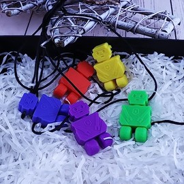 Paquete de 5 collares sensoriales para masticar con motor oral, para más de 3 años con TDAH, autismo, SPD, estimulación motora oral, necesidades especiales (robot)