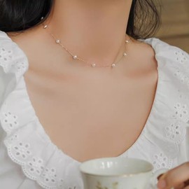 MIQIQAO Pearl Choker Necklace Gold Pearl Necklace Adjustable Clavicle Chain Jewellery for Women and Girls, Acrylic