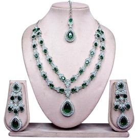 Parshwa Creation Juego de abalorio de resina verde baadas en rodio, aleacin, diamantes de imitacin con collar, arete y Maang Tikka, diseo de doble capa, acabado plateado, ropa de boda y novia