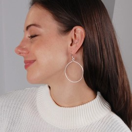 Humble Chic - Aretes de aro colgantes para mujer, minimalistas, geométricos, redondos, hipoalergénicos, seguros para orejas sensibles, chapados en oro de 18 quilates o plata de ley 925, fabricados en los Estados Unidos, Metal, Sin gemas.