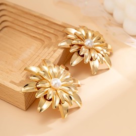 TseenYi Punk Flower Daisy Earrings Gold Metal Flower Earrings Vintage Pearl Floral Earrings Large Flower Studs Jewelry for Women and Girls Gifts