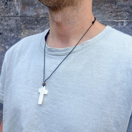 Made by Nami Surfer Halskette mit Anhänger & Kokosnuss Perle - Herren Surfer-Kette Verstellbar mit Holz-Perle - Handmade Strand-Schmuck - Wasserfest - Sommer-Schmuck Männer Halsschmuck (Kreuz)