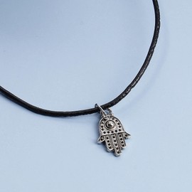 Yheakne Boho Hamsa Leather Choker Necklace Short Black Suede Necklace Pendant Chain Hamsa Necklace Minimalist Vintage Jewelry for Women and Girls (Hamsa Hand), Metal