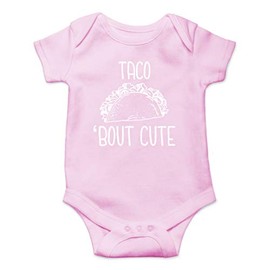 AW Fashions Taco 'Bout Cute – Divertido overol de comida española – Nacho Average chavo – overol para bebé de una sola pieza, Rosado, 12 meses