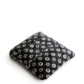 Vera Bradley Women's Fleece Plush Travel Blanket, Mini Flower Dot Black