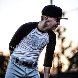 McDavid MD7630-0240-15 HEX Sternum Raglan 3/4 Shirt White/Scarlett Youth-XL