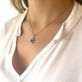 Silberne Blume Frauen Ohrringe und Halskette - Edelstahl-Kette und Platin plattiert Ohrringe - Elegant und Leicht - Perfekt zum Verschenken