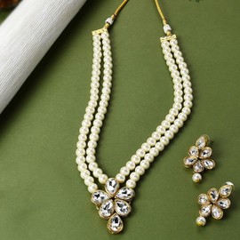 Aheli Crystal Pearl White Long Collar con pendientes de caída Conjunto de joyas étnicas tradicionales indias de Bollywood para niñas