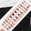 Uñas postizas francesas medianas almendradas con diseño floral 3D marrón,