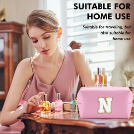 URSKYTOUS - Bolsa de maquillaje con inicial para mujer, bolsa de cosméticos grande, bonita bolsa de maquillaje rosa para cartera, bolsa de aseo con cierre, organizador de piel sintética, brochas de