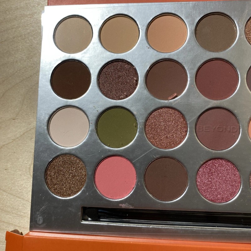 Eyeshadow Beyond 240 Shimmer & Matte Eyeshadow Palette 24 Colors