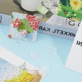 KALIONE Pack of 50 Card Stands, Transparent Plastic Business Card Holder, Desk Place Card Stand, Playing Card Stand for Business Cards, Game Labels, Menus, Price Tags