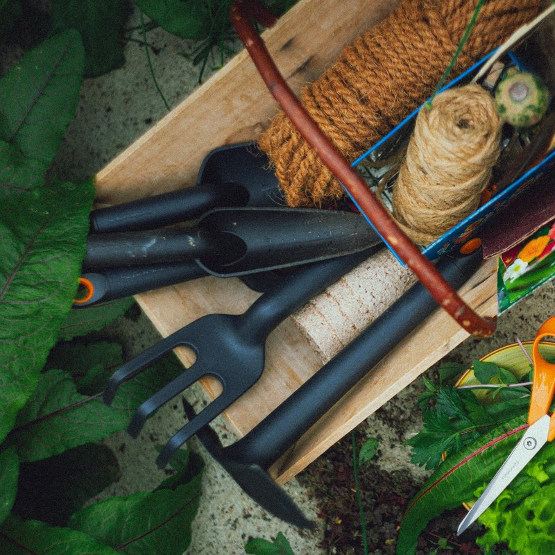 Fiskars Eco Transplanter with Narrow Curved Spade, Depth Markings, Ergonomic