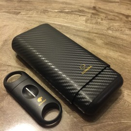 CIGAR IN STYLE Black Carbon Fiber 3 Ct Wooden Cigar Case Travel Holder with Free V Blade Cutter