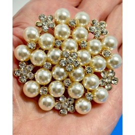 Unbranded Pearl with Rhinestone Flowers Round Gold Brooch   Box included