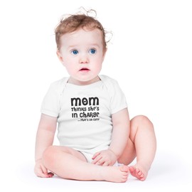 AW Fashions Mamá Piensa Que está a Cargo. Body para bebé de una Pieza con Texto en inglés I Love My Mommy, Blanco, 6 Meses