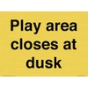 Schild mit Aufschrift "Play Area closes at dusk", 200 x