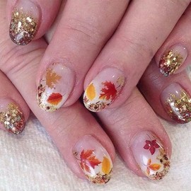 24Pcs Fall Press on Nails Short Oval Fake Nails Gold Glitter French Tip Glue on Nails Autumn Maple Leaf Acrylic Nail Thanksgiving False Nail Orange Gold Maple Leaves Artificial Nail for Women DIY