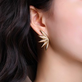 Xmsrn Vintage Lotus Stud Earrings Gold Spike Stud Earrings Lotus Flower Earrings Gold Minimal Earrings Jewelry for Women and Girls (Gold)