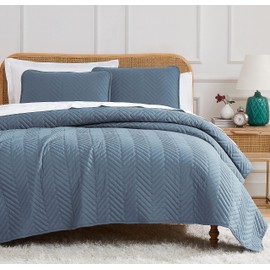 Southshore Fine Living, Inc. Oversized Quilt Bedding Set Lightweight, Prewash Fabric Soft Coverlet Bedspread 3-Piece, 2 Matching Shams 108" Wide x 98", King/California King, Chevron Blue