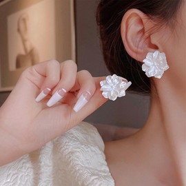 Yienate Unique Large White Flower Earrings Studs Vintage Acrylic Floral Petal Earrings Statement French Camellia Flower Earrings Studs Bridal Wedding Prom Earrings Jewelry for Women and Girls