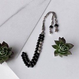 Personalisierte schwarze Gebetskette mit Namen - Handgefertigte Tasbih mit 33 Perlen, ideal für islamische Gebete, stilvolles Design, perfektes sprirituelles Geschenk für Männer und Frauen