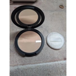 La Femme Compact pressed Powder