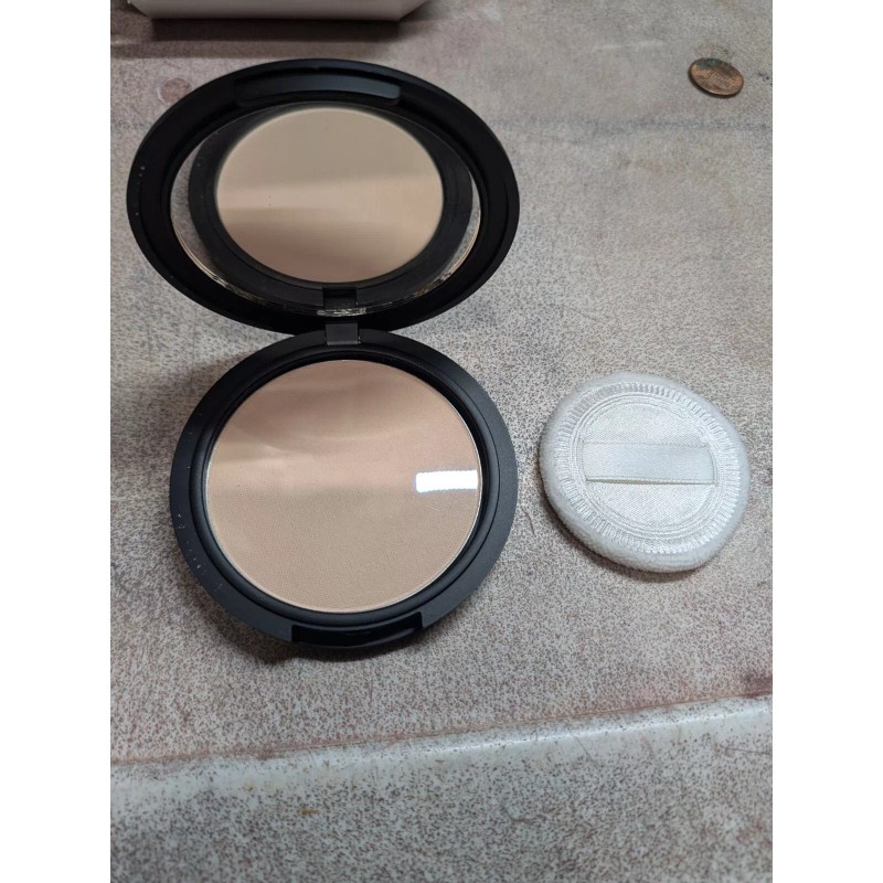 La Femme Compact pressed Powder