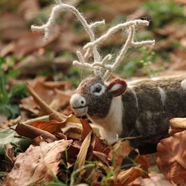 De Kulture Handmade Premium Wool Felt Reindeer Eco Friendly Needle Felted Christmas Xmas Tree Decoration Stuffed Ornament for Home Office Party Holiday Décor, 7.5x2x8 (LWH) Inches